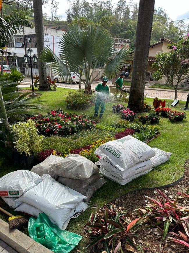 Prefeitura inicia revitalização dos jardins da Praça Helder de Aquino